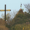 Kapelle und Gedenkkreuz in der Abendsonne