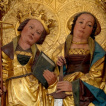Porträts der Heiligen Margareta von Antiochien mit Krone, Buch und Kreuz sowie der Heiligen Katharina von Alexandrien mit dem Schwert