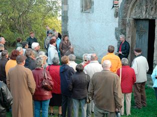 Vorm Nordportal der Doppelkapelle startet der historische Stadtrundgang (Foto: Henning Mertens) 