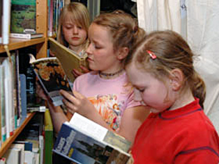 Die Stadt- und Schulbibliothek lädt zur Lesenacht mit Puppenspiel (Foto: Henning Mertens, Archiv)