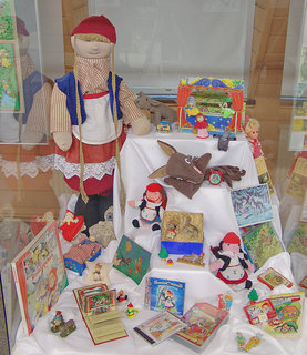 Vitrine in der Sonderausstellung "Rotkäppchen hier und anderswo"