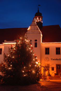 Weihnachtliches Landsberg - mit Weihnachtsbaum und festlich geschmücktem Rathaus auf dem Marktplatz (Foto: Henning Mertens)