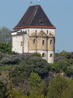 Blick auf Landsbergs Wahrzeichen, die romanische Doppelkapelle (Foto: Gunter George, Museum Landsberg)